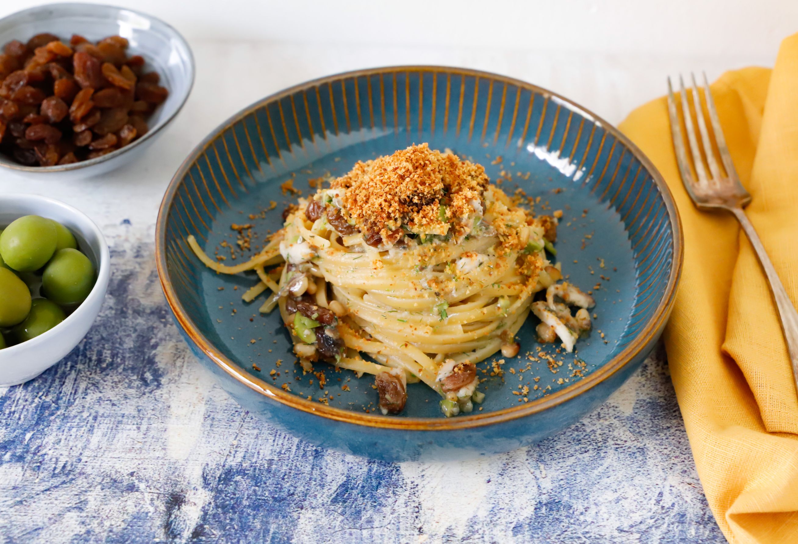 Linguine con sarde e olive in salamoia alla siciliana